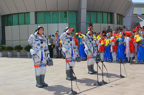 6月16日,神舟九号航天员出征仪式在酒泉卫星发射中心航天员公寓问天阁举行。新华社记者 李刚 摄