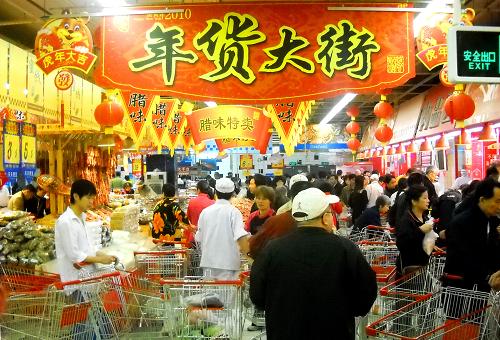 2月13日,海口市民在购买年货。春节期间海南市场货源充足,全省投放商品货值达70亿元、10万多个品种,可满足城乡居民以及外地游客消费需求。新华社记者 赵颖全 摄