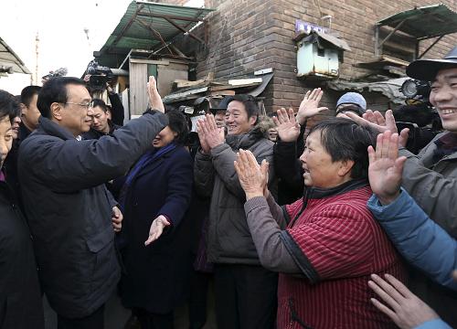 这是12月27日,李克强在西于庄棚户区看望困难群众。新华社记者 庞兴雷 摄