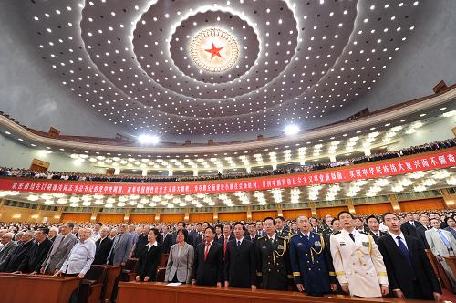 7月1日,庆祝中国共产党成立90周年大会在北京人民大会堂隆重举行。这是全体起立,高唱中华人民共和国国歌。 新华社记者 饶爱民 摄