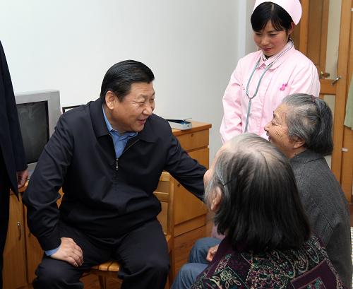 10月29日至30日,中共中央政治局常委、中央书记处书记、国家副主席习近平在浙江省嘉善县调研和指导深入学习实践科学发展观活动。这是习近平在嘉善县老年公寓同老人们亲切交谈。新华社发