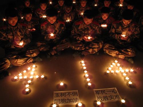 烛光点点寄哀思 4月20日晚,江苏边防总队官兵手持蜡烛,为玉树地震遇难者默哀,为灾区人民祈福。 新华社发(汤范珑 摄)