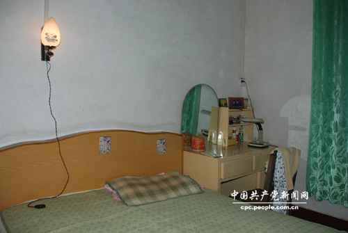 钟世才家里简单的卧室。