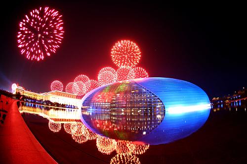 10月1日,首都各界庆祝中华人民共和国成立60周年联欢晚会在北京天安门广场举行。这是烟花表演。 新华社记者 王迎 摄