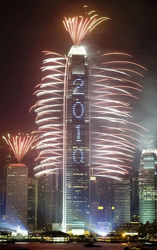1月1日凌晨,香港维多利亚港举行迎新年烟花灯光汇演,庆祝2010年元旦的到来。 新华社记者 吕小炜摄