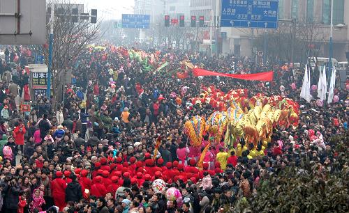 2月14日,郑州举行“龙腾虎跃闹新春”2010年春节民间文艺大巡游,丰富多彩的活动吸引了许多市民和游客前来参观。新华社发(刘书亭 摄)