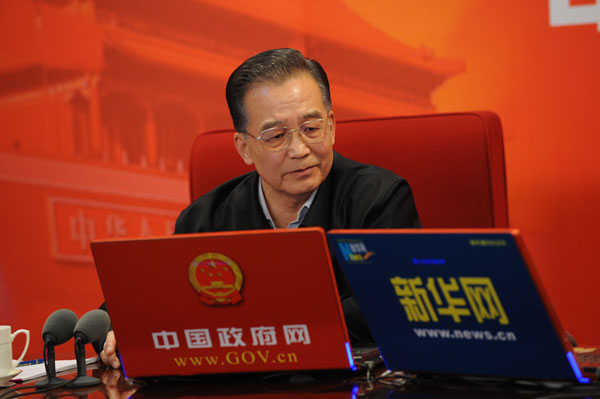 2月28日15时,中共中央政治局常委、国务院总理温家宝与网友在线交流并接受中国政府网、新华网联合专访。新华社记者 李学仁 摄