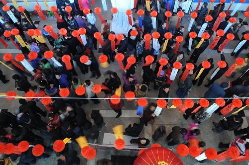2月28日,市民在新疆图书馆猜灯谜。当日,新疆图书馆举办正月十五灯谜游园活动。近500条灯谜吸引了数千人前来参加。新华社记者 王菲 摄