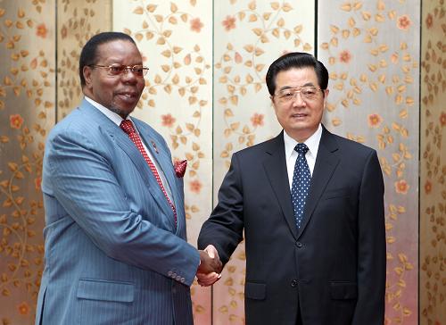 4月30日,中国国家主席胡锦涛在上海会见前来出席上海世博会开幕式的马拉维总统穆塔里卡。新华社记者 鞠鹏 摄