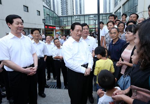 9月3日至4日,中共中央政治局常委、中央政法委书记周永康在安徽省考察调研。这是9月3日,周永康在合肥市包河区滨湖明珠社区与群众亲切交谈,听取居民意见。新华社记者 庞兴雷 摄