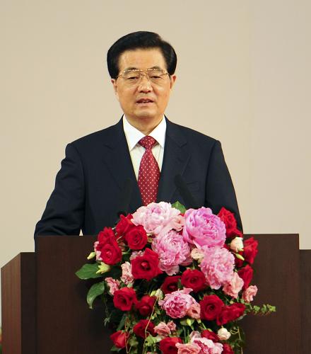 7月1日,中共中央总书记、国家主席、中央军委主席胡锦涛在庆祝香港回归祖国15周年大会暨香港特别行政区第四届政府就职典礼上发表重要讲话。新华社记者 谢环驰 摄