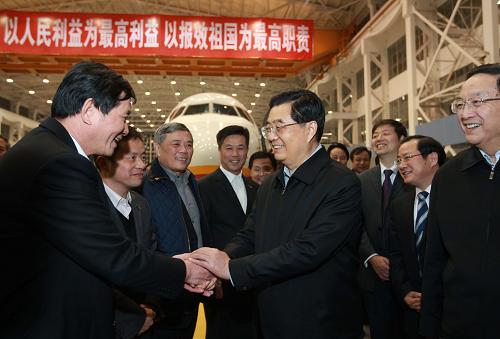 1月14日至17日,中共中央总书记、国家主席、中央军委主席胡锦涛在上海市考察工作。这是胡锦涛在承担大型客机总装任务的中国商飞上海飞机制造有限公司考察时,勉励企业员工发扬科学求实精神,让中国人自主研制的大型客机早日飞上蓝天。新华社记者 鞠鹏 摄