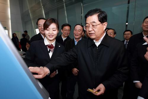 1月14日至17日,中共中央总书记、国家主席、中央军委主席胡锦涛在上海市考察工作。这是1月16日,胡锦涛在中国银联股份有限公司考察时,在自助终端机前,拿起一张银联卡亲自操作,体验自助刷卡交费的快捷和便利。 新华社发