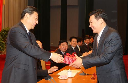 1月13日,中共中央党校举行2011年秋季学期毕业典礼。中共中央政治局常委、中央书记处书记、中央党校校长习近平出席毕业典礼,并为学员颁发毕业证书。 新华社记者 姚大伟 摄