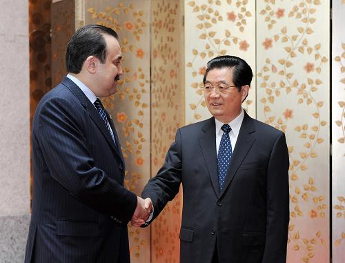 4月30日,中国国家主席胡锦涛在上海会见前来出席上海世博会开幕式的哈萨克斯坦总理马西莫夫。新华社记者 饶爱民 摄