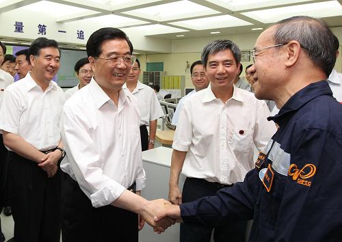 胡锦涛在广东深圳考察工作 9月4日至6日,中共中央总书记、国家主席、中央军委主席胡锦涛在广东深圳考察工作。这是胡锦涛考察中国广东核电集团有限公司大亚湾核电基地时,同核电专家和企业员工亲切交谈,了解核电站建设和运营情况。 新华社记者鞠鹏摄