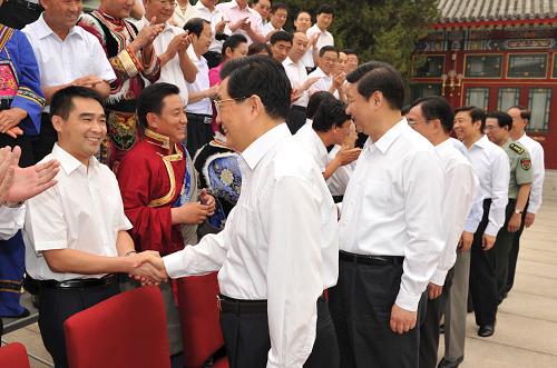 胡锦涛等会见全国先进基层党组织和优秀共产党员代表 6月30日,中共中央在北京中南海怀仁堂召开深入开展创建先进基层党组织、争当优秀共产党员活动座谈会。会前,胡锦涛、习近平、贺国强等中央领导同志亲切会见全国先进基层党组织和优秀共产党员代表。 新华社记者黄敬文摄