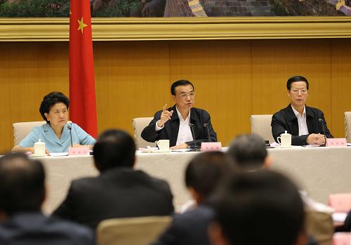5月13日,国务院召开全国电视电话会议,动员部署国务院机构职能转变工作。中共中央政治局常委、国务院总理李克强发表讲话。新华社记者 刘卫兵 摄