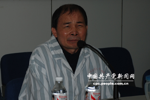 钟世才接受媒体采访。