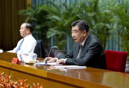 7月20日至21日,全国社会管理综合治理工作会议在北京召开。中共中央政治局委员、国务院副总理、中央综治委副主任回良玉作总结讲话。新华社记者 王晔 摄