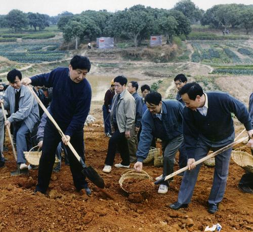 这是1995年12月,时任福建省委副书记、福州市委书记的习近平(前排左一)在闽侯参加闽江下游防洪堤加固工程的劳动。新华社发