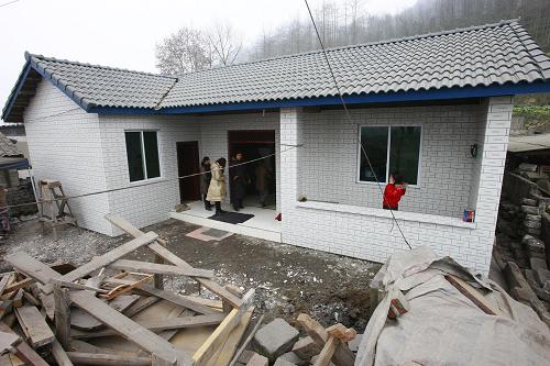 “灾区母亲安居工程” 首座房屋建成 位于四川什邡市蓥华镇的“灾区母亲安居工程”首座房屋(1月19日摄)。 中国妇女发展基金会“灾区母亲安居工程”首座房屋近日在四川什邡市蓥华镇落成。“灾区母亲安居工程”由中国妇女发展基金会发起,首批计划在四川、甘肃地震重灾区建造700座永久性居住房屋。 新华社记者 李明放摄