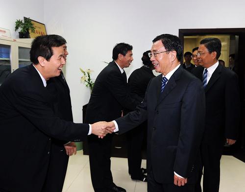 10月21日至24日,中共中央政治局常委、中央纪委书记贺国强先后到陕西省延安、汉中、西安等地,就认真学习贯彻党的十七届五中全会精神,加快经济发展方式转变、保持经济平稳较快发展,以及加强党风廉政建设和反腐败工作等问题进行调研。这是10月24日,贺国强看望陕西省纪委监察厅机关干部。 新华社记者 李涛 摄