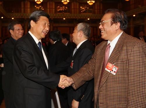 3月4日,中共中央政治局常委、国家副主席习近平看望出席全国政协十一届二次会议港澳地区全国政协委员并参加联组讨论。新华社记者刘卫兵摄