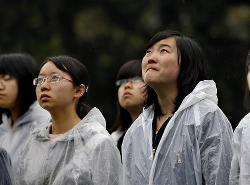 上海高校学子冒雨哀悼玉树地震遇难者 4月21日,复旦大学的学生们在雨中参加降半旗仪式。 当日清晨7时30分,复旦大学部分学生代表在校园内举行降半旗仪式和默哀3分钟活动,并撞响“世纪钟”,深切哀悼青海玉树地震遇难同胞。 新华社记者 刘颖 摄