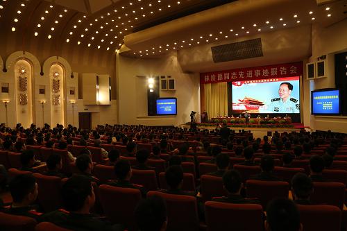 图为报告会现场(10月19日摄)。 当日,由中宣部、总政治部、总装备部、中国工程院组织的林俊德同志先进事迹报告会在北京人民大会堂举行。林俊德院士是我国爆炸力学与核试验工程领域的著名专家,他扎根边疆52年,参加了我国全部核试验任务,曾获国家、军队科技进步奖和发明奖30多项,为国防和军队现代化建设作出了卓越贡献。在住院治疗期间,他依然坚持工作,战斗到生命最后一刻,生动诠释了伟大的“两弹一星”精神和马兰精神,是当代革命军人核心价值观的时代楷模。 新华社记者 王建民 摄