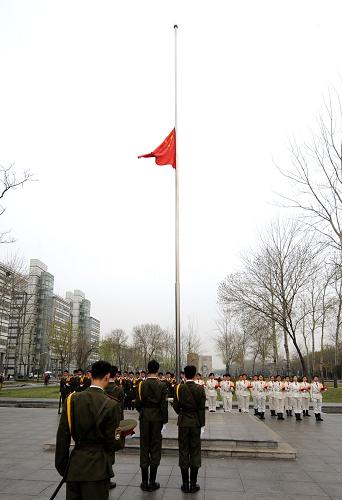天津大学全体师生深切哀悼玉树地震遇难同胞 4月21日,天津大学仪仗队在降半旗仪式上为地震遇难同胞默哀。 当日早晨7时,天津大学全体师生在校园举行降半旗仪式,深切哀悼青海玉树地震遇难同胞。 新华社记者刘海峰摄