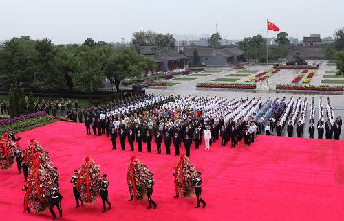 9月3日上午,为纪念中国人民抗日战争胜利65周年,党和国家领导人胡锦涛、吴邦国、温家宝、贾庆林、李长春、习近平、李克强、贺国强、周永康等与首都各界群众代表参观中国人民抗日战争纪念馆,并向抗日战争烈士敬献花篮。 新华社发