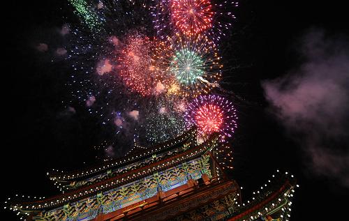 10月1日,首都各界庆祝中华人民共和国成立60周年联欢晚会在北京天安门广场举行。这是绽放在正阳门上空的烟花。新华社记者 王庆钦 摄