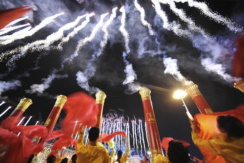 10月1日,首都各界庆祝中华人民共和国成立60周年联欢晚会在北京天安门广场举行。这是晚会上的烟花表演。新华社记者 王建华 摄