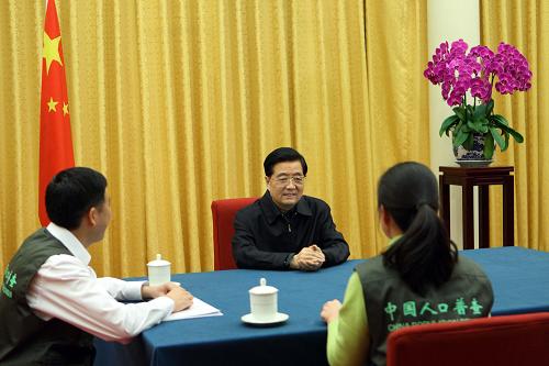 11月2日,胡锦涛等党和国家领导人在北京中南海以普通公民的身份参加第六次全国人口普查登记。这是胡锦涛在回答人口普查员的询问。新华社记者 兰红光 摄