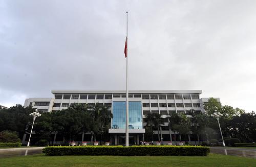 深圳降半旗哀悼玉树地震遇难同胞 4月21日,深圳市委降半旗,深切哀悼青海玉树地震遇难同胞。 新华社记者 陈晔华 摄