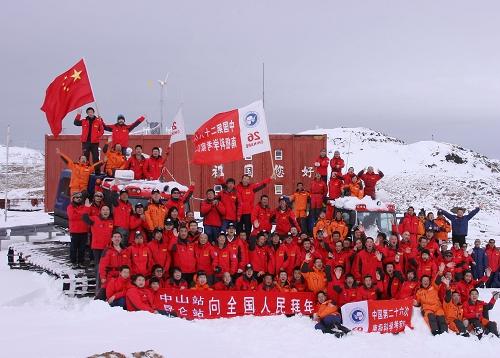 中国第26次南极考察队中山站、昆仑站全体队员在中国南极中山站向全国人民恭贺新春(2月13日摄)。2月13日,中国第26次南极考察队中山站、昆仑站队员在中国南极中山站举行游艺活动,喜迎虎年新春。新华社记者 崔静 摄