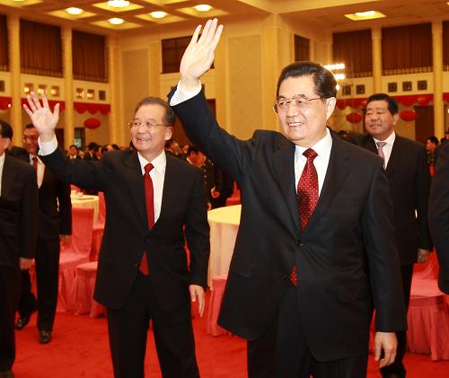2月1日,中共中央、国务院在北京人民大会堂举行2011年春节团拜会。党和国家领导人胡锦涛、吴邦国、温家宝、贾庆林、李长春、习近平、李克强、贺国强、周永康等同首都各界人士4000多人欢聚一堂,共庆新春佳节。这是中共中央总书记、国家主席、中央军委主席胡锦涛等向各界人士祝福新春。新华社记者 刘卫兵 摄