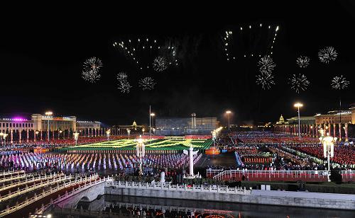 10月1日,首都各界庆祝中华人民共和国成立60周年联欢晚会在北京天安门广场举行。这是烟花在天安门上空绘出“60”的图案祝福祖国。新华社记者郭大岳摄