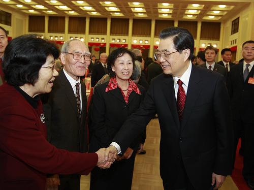 1月21日,中共中央、国务院在北京人民大会堂举行2012年春节团拜会。这是中共中央总书记、国家主席、中央军委主席胡锦涛同首都各界人士亲切交谈,祝贺新春。新华社记者 鞠鹏 摄