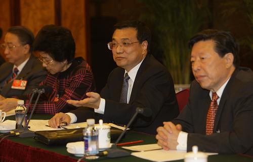 3月4日,中共中央政治局常委、国务院副总理李克强看望出席全国政协十一届二次会议教育界委员并参加联组讨论。新华社记者邢广利摄