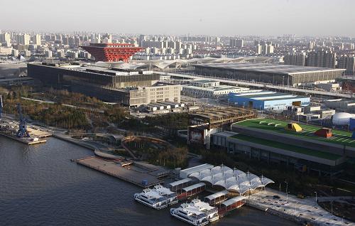 这是正在建设中的上海世博会园区一角(2009年12月26日摄)。距中国2010年上海世博会开幕仅剩100多天,上海世博会园区建设进入全面冲刺阶段。目前,园区内场馆建设临近尾声,装修布展全面启动。“一轴四馆”永久建筑中,主题馆、世博中心已竣工,中国馆、世博轴、演艺中心即将竣工,42个外国自建馆中,70%已开始装修和布展。今年3月底前,绝大部分参展方将完成布展。新华社记者 裴鑫 摄