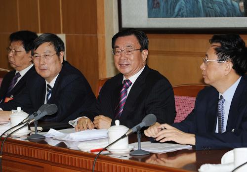 3月4日,中共中央政治局常委、中央纪委书记贺国强看望出席全国政协十一届二次会议民建、工商联界委员并参加联组讨论。新华社记者陈树根摄