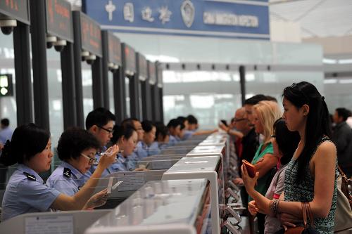 6月30日,北京边检民警在首都国际机场为入境旅客办理手续。自7月1日起,《中华人民共和国出境入境管理法》开始实施。《中华人民共和国外国人入境出境管理法》和《中华人民共和国公民出境入境管理法》同时废止。新华社记者 唐召明 摄