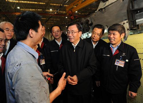 10月21日至24日,中共中央政治局常委、中央纪委书记贺国强先后到陕西省延安、汉中、西安等地,就认真学习贯彻党的十七届五中全会精神,加快经济发展方式转变、保持经济平稳较快发展,以及加强党风廉政建设和反腐败工作等问题进行调研。这是10月24日,贺国强在西安飞机制造公司生产车间与工人亲切交谈。新华社记者 李涛 摄