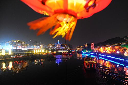 2月28日,秦淮河两岸被花灯装点得如诗如画。当日,是中华民族的传统佳节元宵节,南京秦淮河边的夫子庙张灯结彩,数十万南京市民走上街头,欢度元宵佳节。新华社记者 姜帆 摄