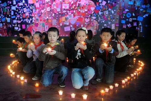 南昌小学生为玉树地震灾区祈祷 4月21日,孩子们点燃蜡烛为地震中的遇难者默哀。 当日,南昌市铁路第一小学组织全校师生点燃蜡烛,折起千纸鹤,悼念玉树地震中的遇难者。 新华社记者 周科摄