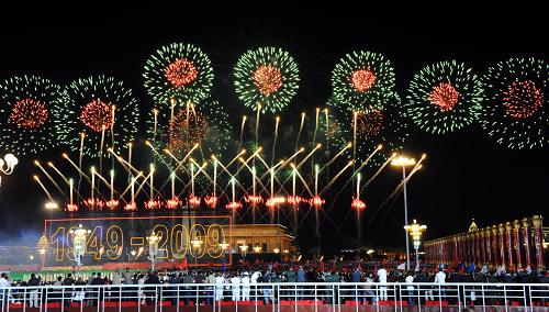 10月1日,首都各界庆祝中华人民共和国成立60周年联欢晚会在北京天安门广场举行。这是烟花在天安门广场上空绽放。 新华社记者 谢环驰 摄