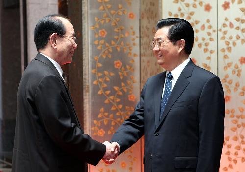 胡锦涛会见朝鲜最高人民会议常任委员会委员长金永南 4月30日,国家主席胡锦涛在上海会见前来出席上海世博会开幕式的朝鲜最高人民会议常任委员会委员长金永南。 新华社记者鞠鹏摄