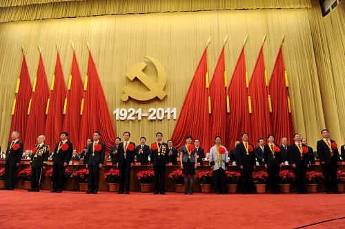 7月1日,庆祝中国共产党成立90周年大会在北京人民大会堂隆重举行。这是全国先进基层党组织和优秀共产党员、优秀党务工作者代表在主席台上。 新华社记者 饶爱民 摄